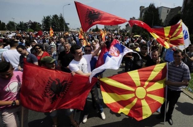 Demonštranti s vlajkami Albánska, Macedónska a Srbska. Zdroj: www.rts.rs