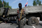 Príslušník Ruskej pravoslávnej armády na kontrolnom bode na príjazdovej ceste do Donecka. Zdroj: www.topwar.ru