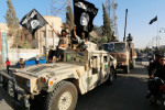 Bojovníci ISIL na ukoristenom automobile Hummer. Zdroj: rt.com
