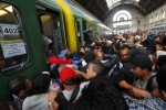 Migranti na budapeštianskej železničnej stanici Keleti. Zdroj: ibtimes.co.uk
