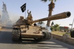 Príslušník ISIL na ukoristenom tanku. Zdroj: www.businessinsider.com
