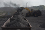 Nakladanie uhlia do vagónov. Zdroj: www.rg.ru