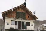 Vlajka ISIL-u na dome v Gornjej Maoči v Bosne. Zdroj: www.oslobodjenje.ba