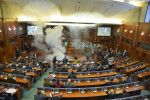 Zasadnutie parlamentu v Prištine narušilo použitie slzného plynu. Zdroj: www.voria.gr