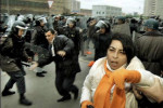Baku – polícia rozháňa protest proti sfalšovaniu parlamentných volieb. Zdroj: http://www.icfj.org