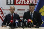 Arsenij Jaceňuk a jeho koaličný partner Oleh Ťahnybok. Zdroj: www.ipress.ua