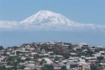 Arménska metropola Jerevan, v pozadí vrch Ararat. Zdroj: Britannica.com