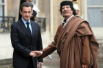 Francúzsky prezident Nicolas Sarkozy a líbyjský voda Muammar Kaddáfi. Zdroj: http://www.bloomberg.com