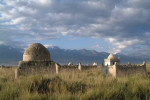 Kirgizsko, hrobky na ceste k priesmyku Tourgut. Zdroj: http://www.theorientalcaravan.com