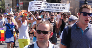 Transparent organizácie ČEPEK na demonštrácii „Prague Pride“. Zdroj: www.nejenhomo.cz